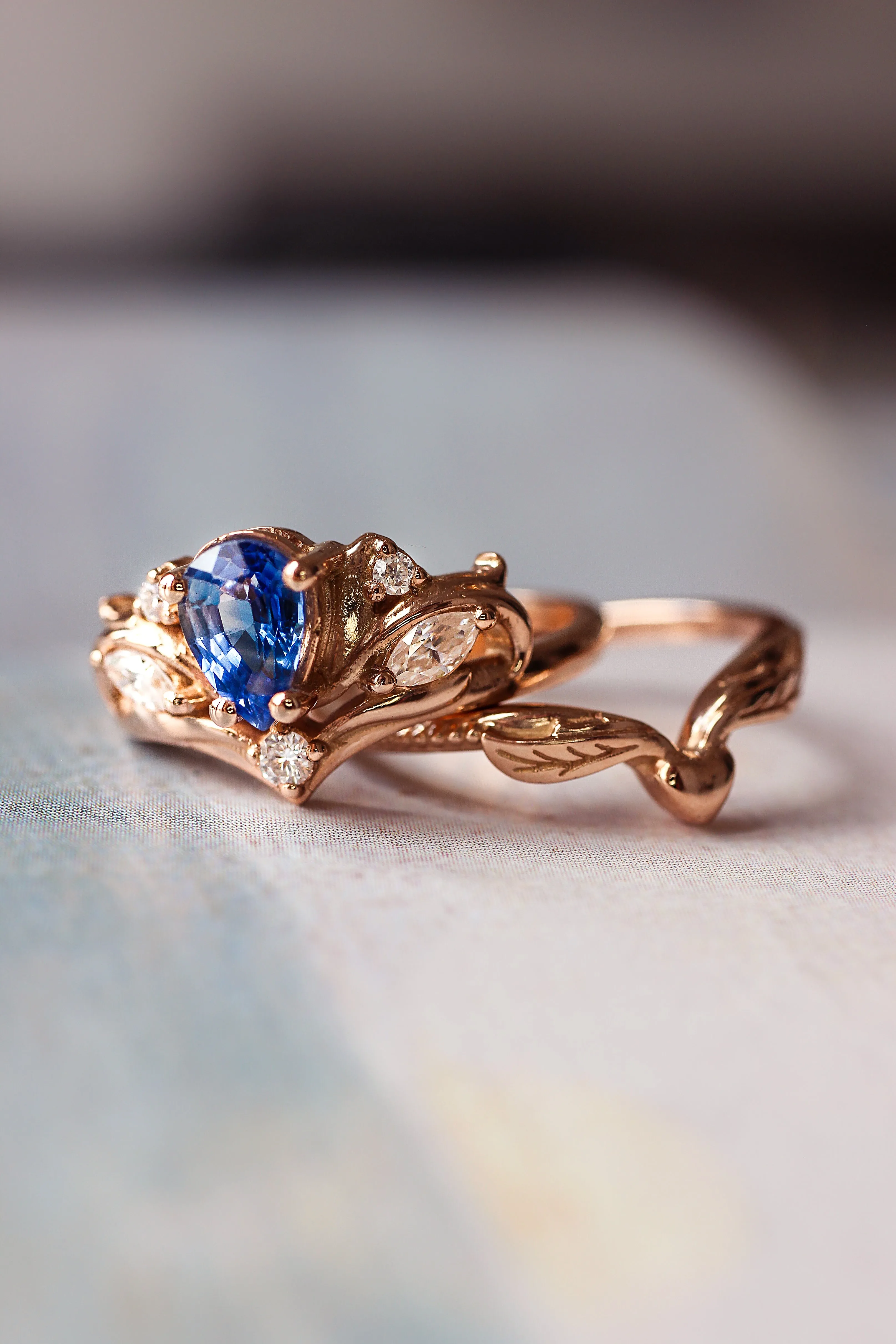 Bridal ring set with pear cut sapphire / Swanlake