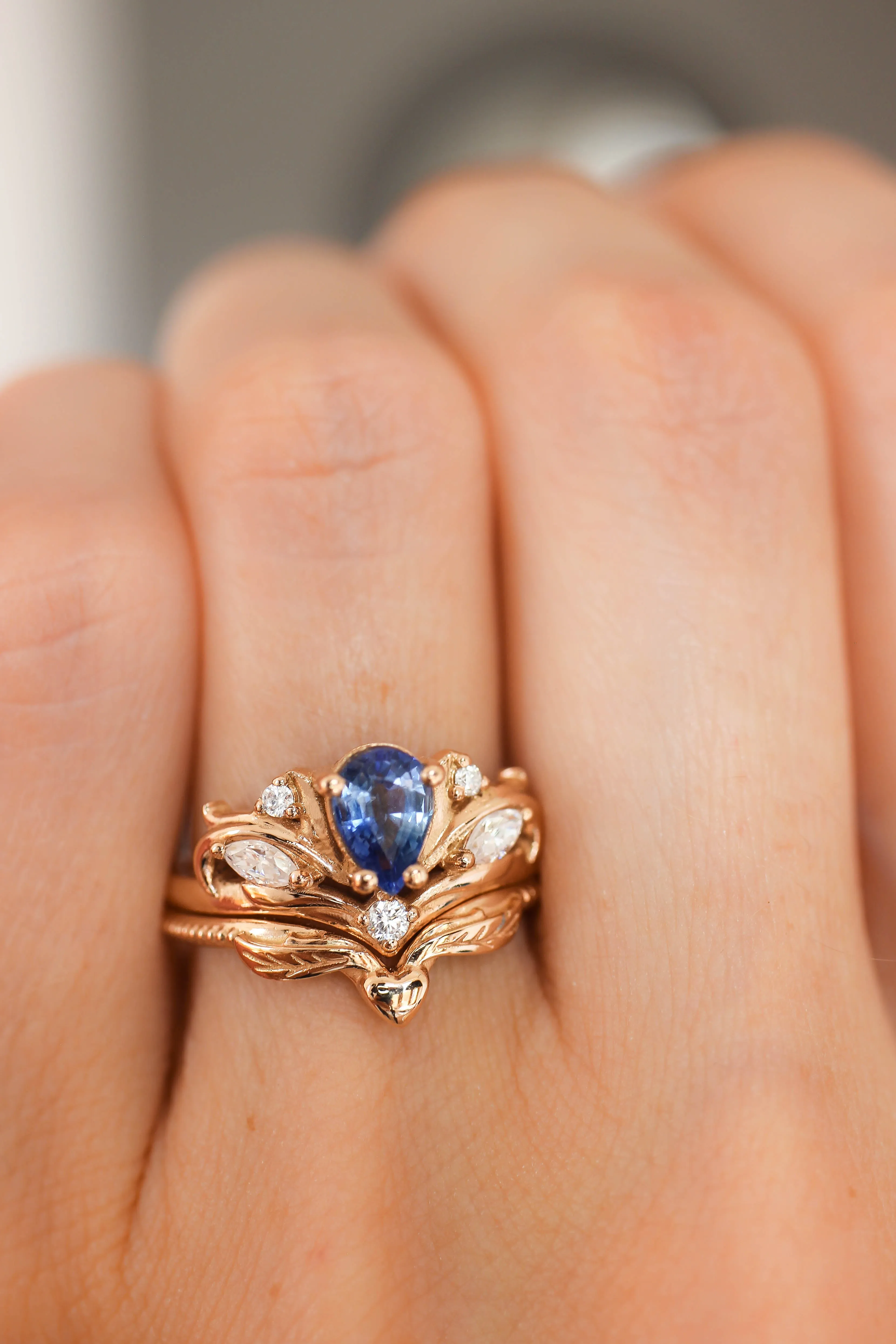 Bridal ring set with pear cut sapphire / Swanlake