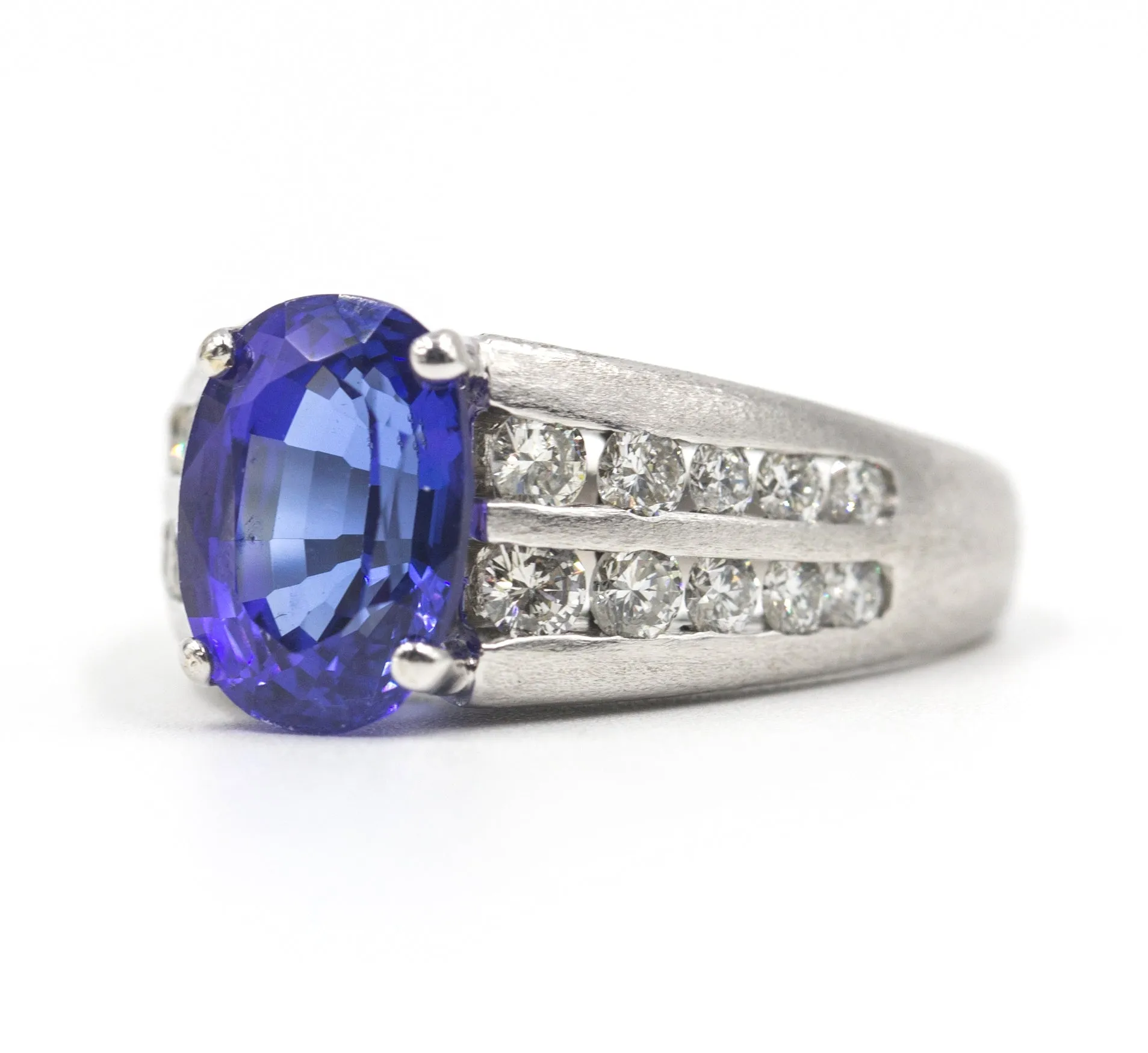 Modern 18K White Gold Ring With Tanzanite & Diamonds