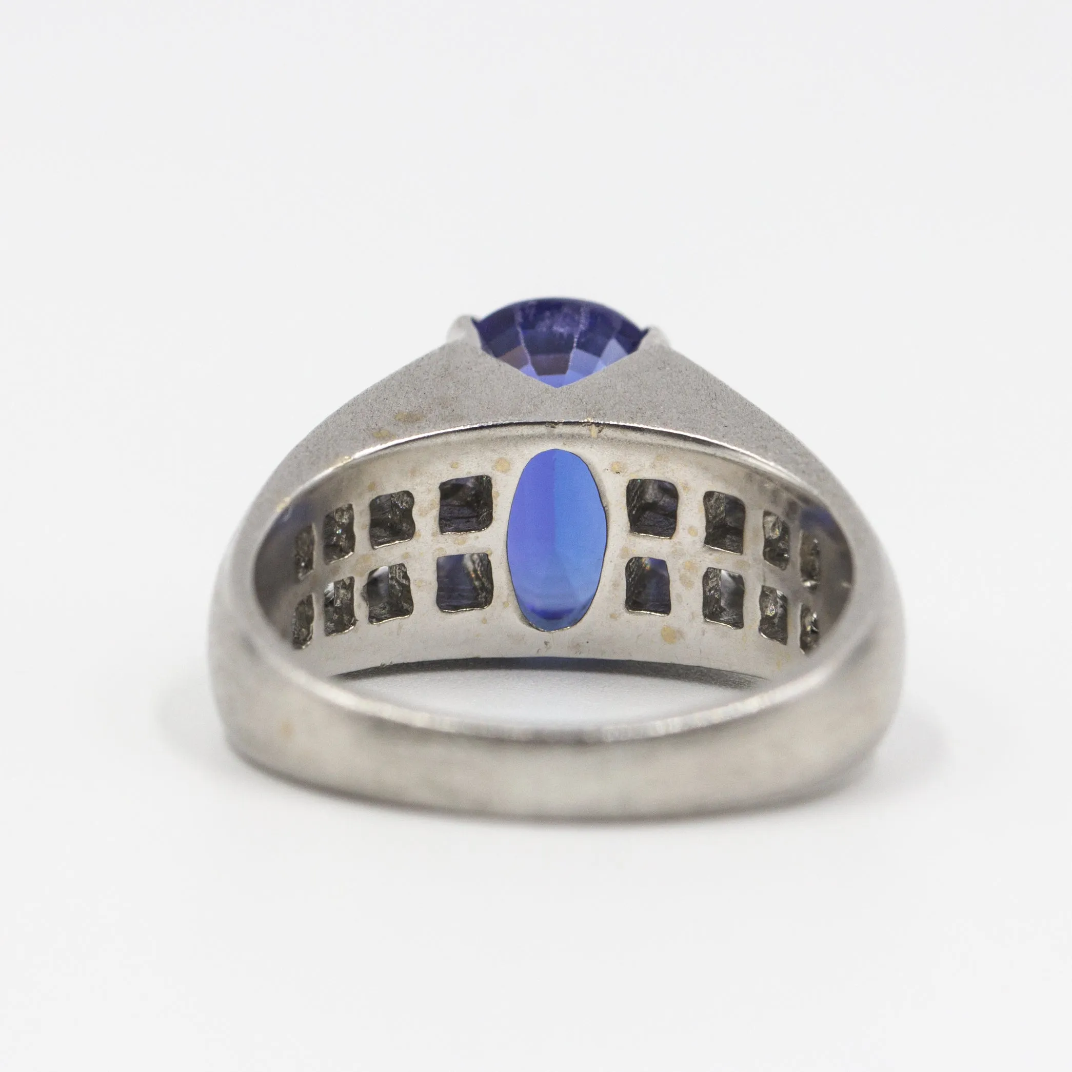 Modern 18K White Gold Ring With Tanzanite & Diamonds