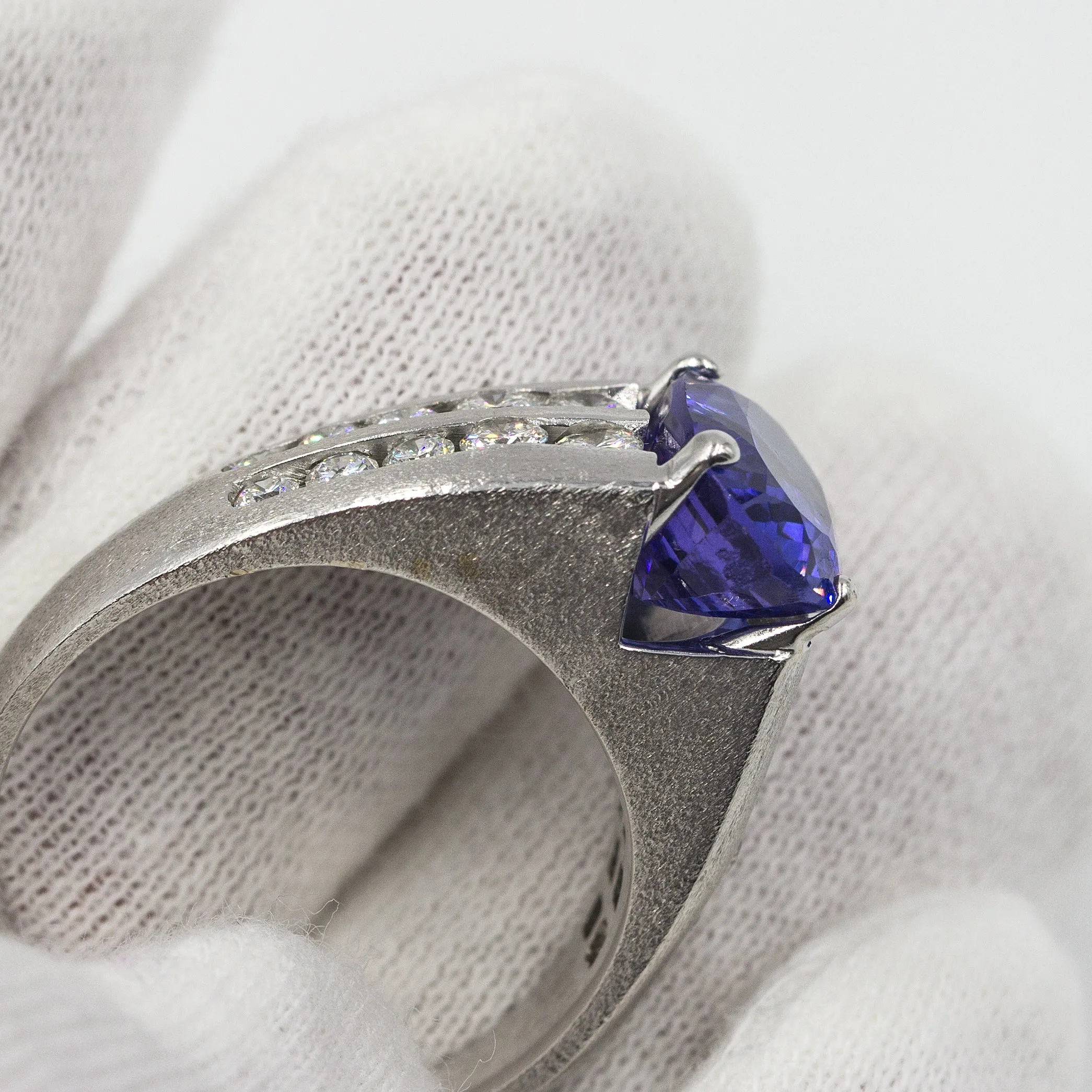 Modern 18K White Gold Ring With Tanzanite & Diamonds