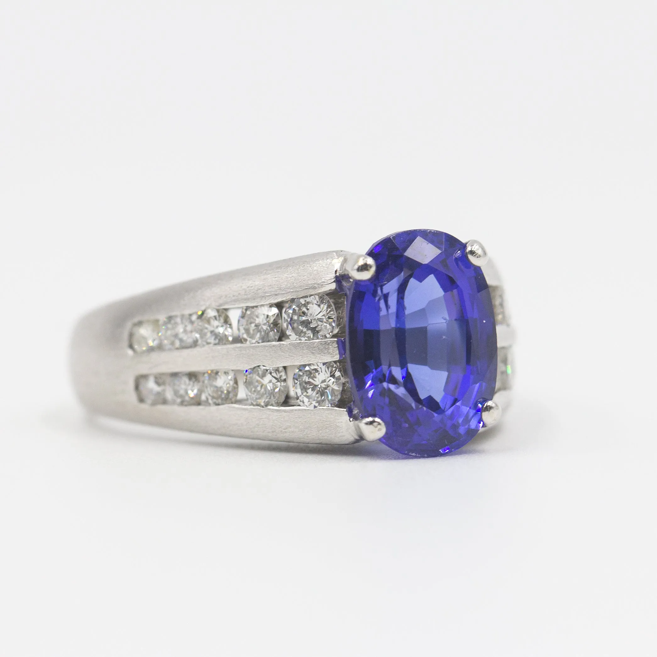 Modern 18K White Gold Ring With Tanzanite & Diamonds