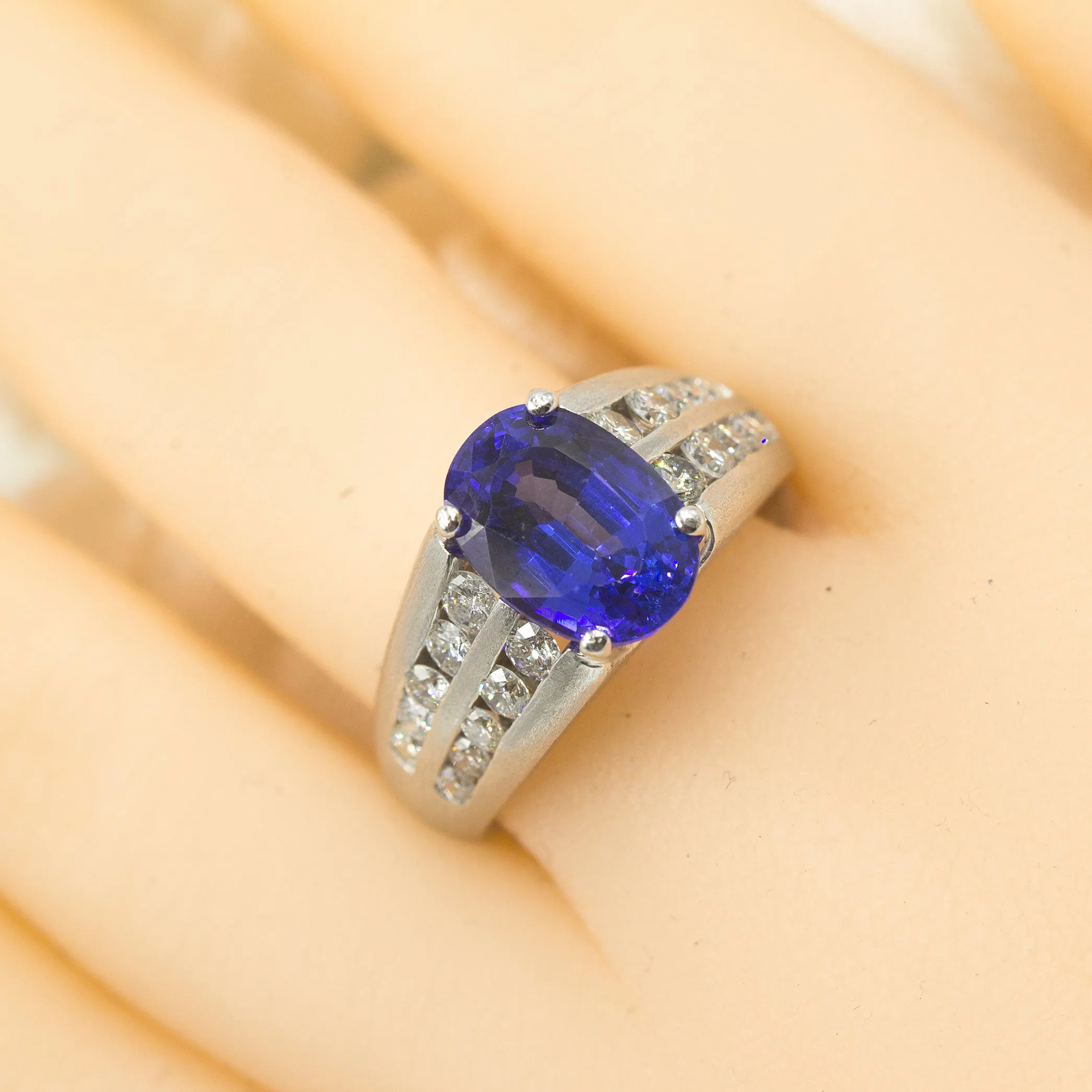 Modern 18K White Gold Ring With Tanzanite & Diamonds