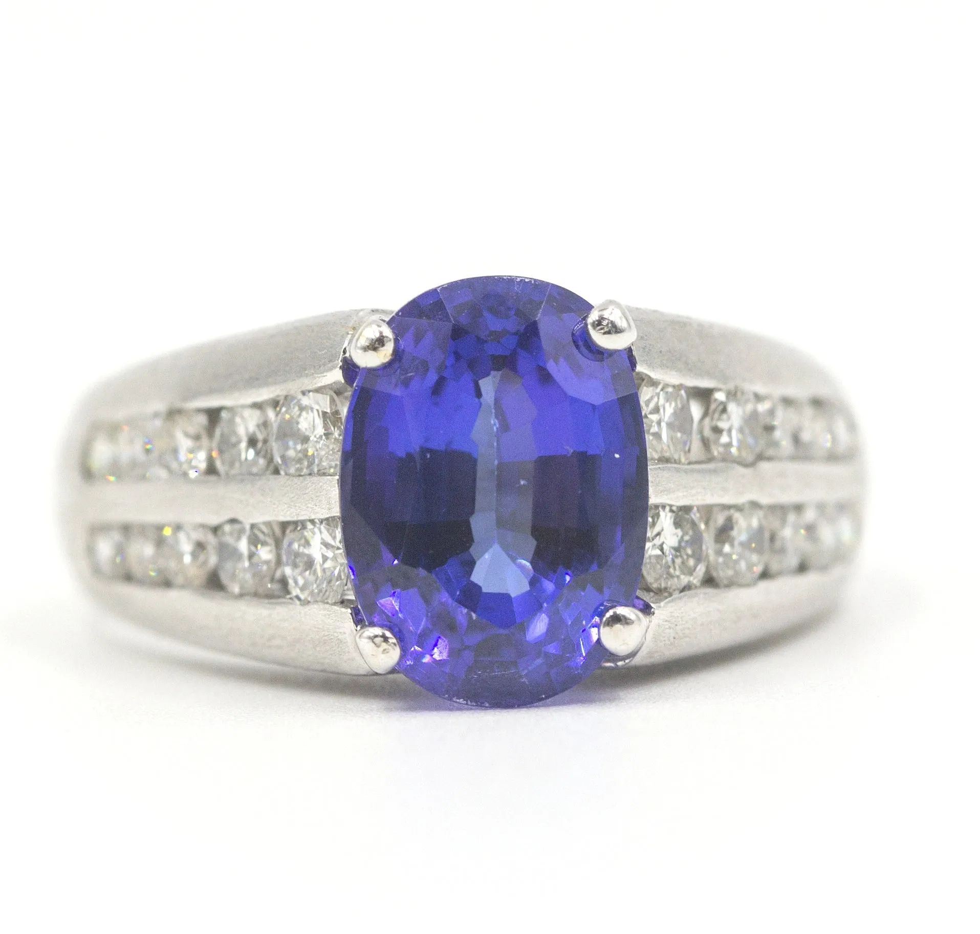 Modern 18K White Gold Ring With Tanzanite & Diamonds